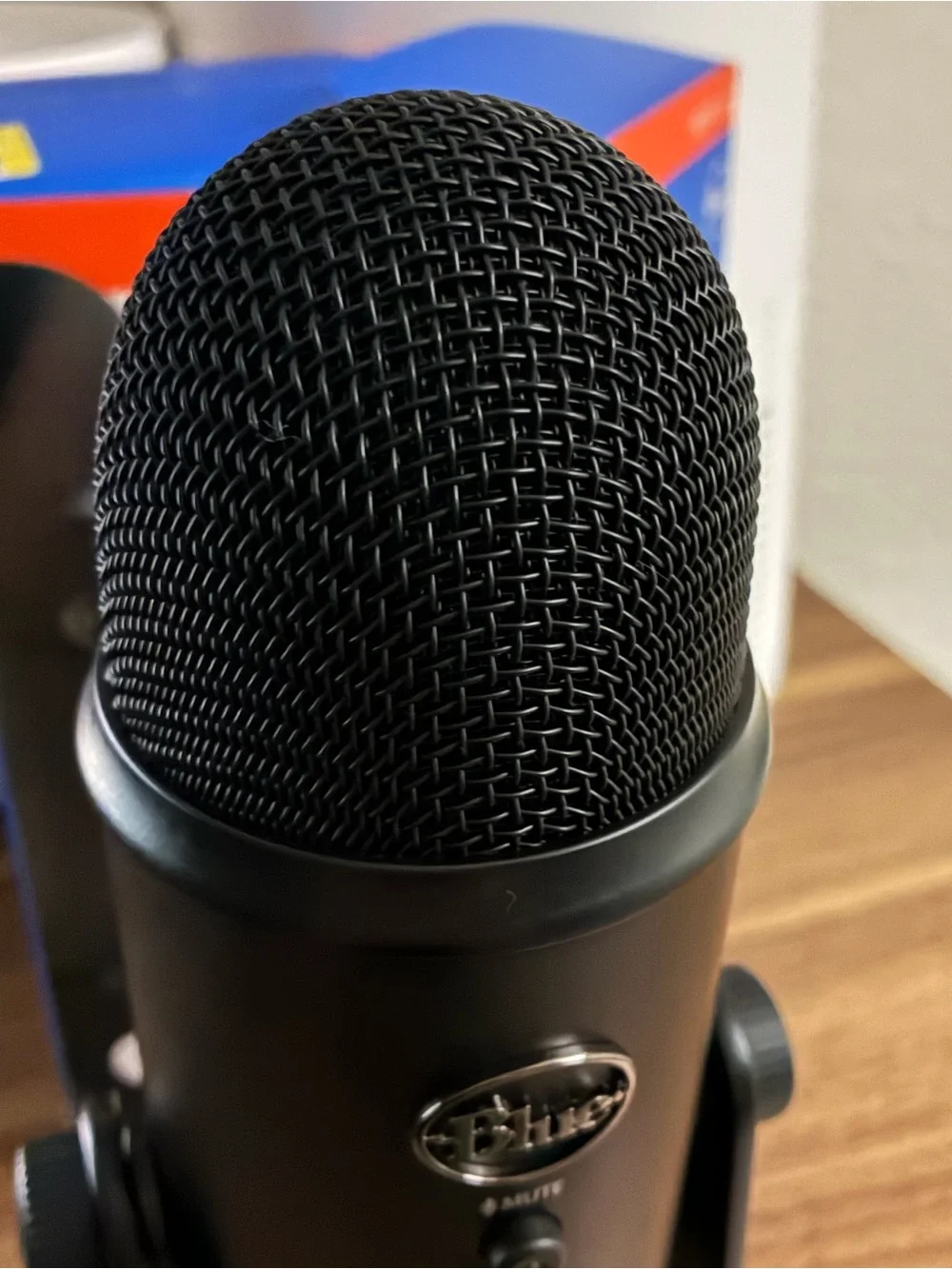 Yeti Microphone - Black - Professional Broadcast Sound